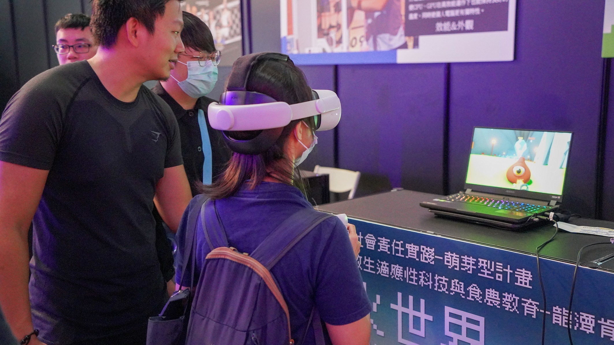 桃園龍華科技大學展示「特教生VR虛擬實境適應性運動計畫」，透過科技輔具，帶領特教生進入沉浸式遊戲環境，幫助改善其認知功能與學習動機。