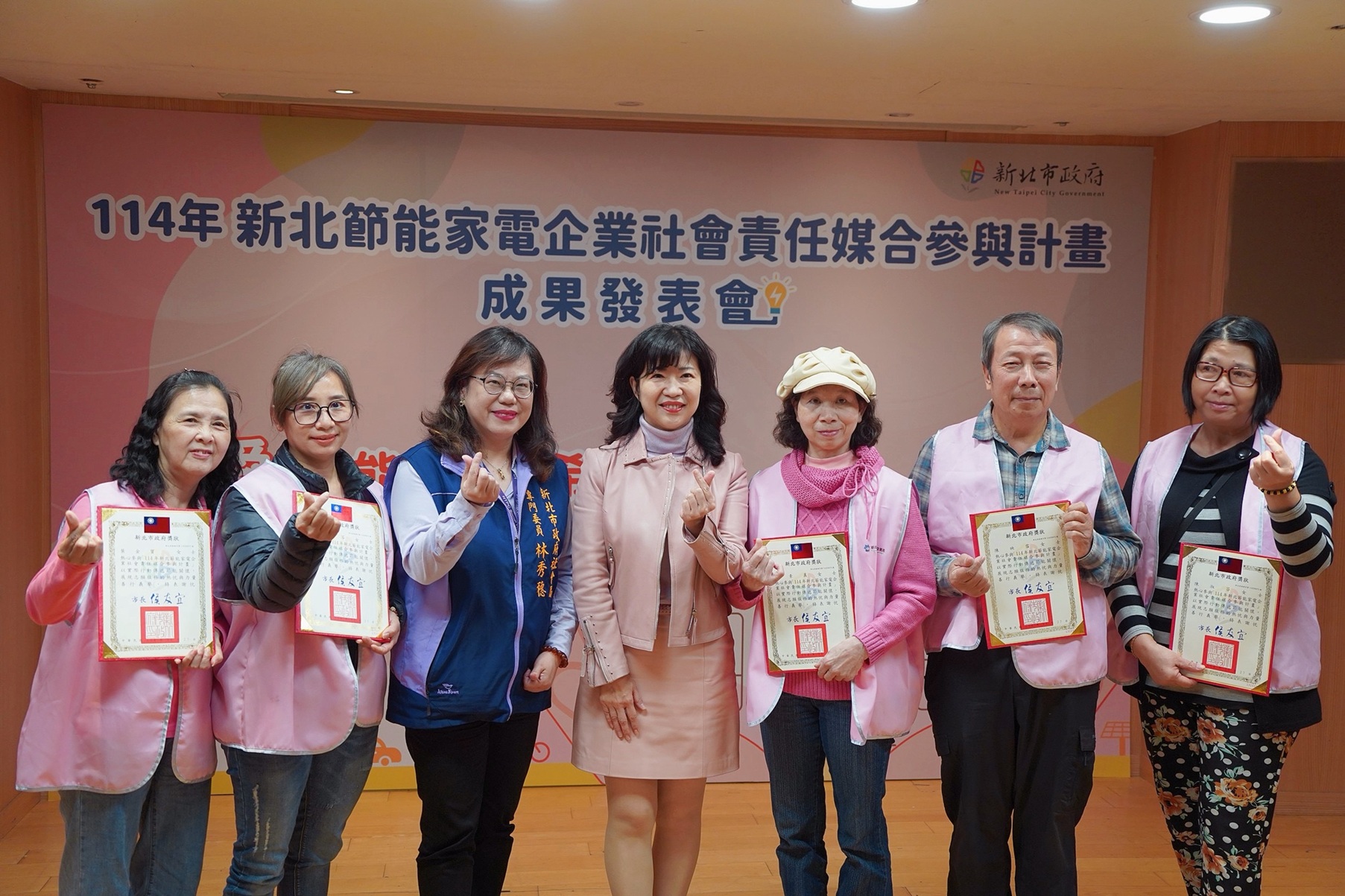 盛局長(中)頒發感謝狀予訪視志工代表