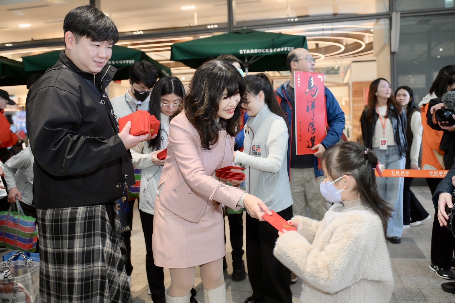 攜家帶眷前來逛街的民眾分享新春走訪商場除了感受熱鬧年節氛圍，更期盼在新的一年工作順利、家人平安健康。
