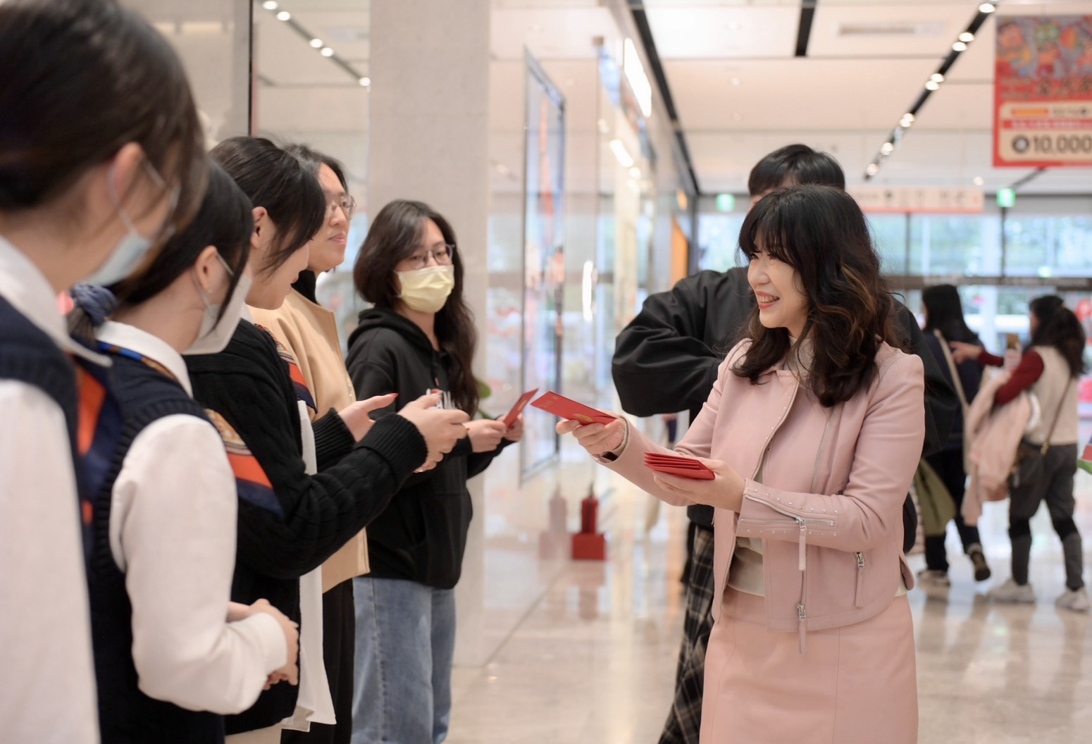 市府團隊對於百貨業者及第一線服務人員堅守工作崗位，為市民提供完善的消費空間與貼心服務表達慰勞與誠摯的感謝。