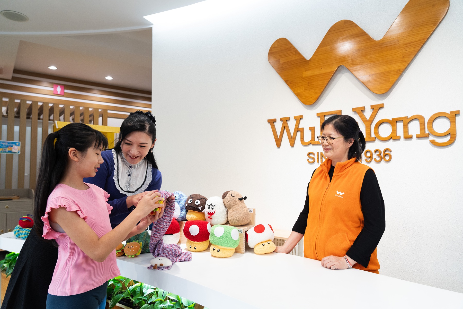 走進吳福洋襪子故事館,一探臺灣織襪產業的歷史,透過寓教於樂的手作活動,體驗親手製成日常衣物的無限樂趣