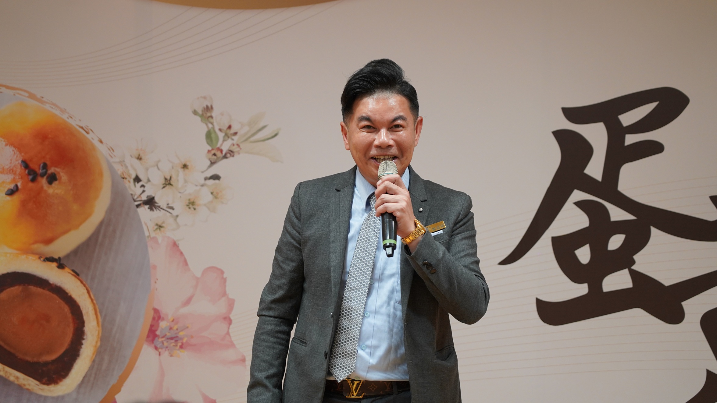 新北市糕餅公會理事長謝孟璋表示,今年糕餅師傅發揮創意,將坪林文山包種茶、八里柑橘及杜拜巧克力等多元食材融入蛋黃酥,打造兼具創意與在地特色的中秋美味。