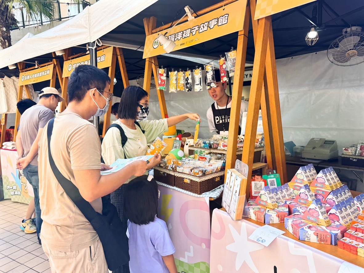 活動當天民眾至大會服務台領取活動DM即可參加集點闖關遊戲，只要完成任務集滿3關，或是於市集消費滿500元，即可獲得摸彩券乙張，參加抽獎活動