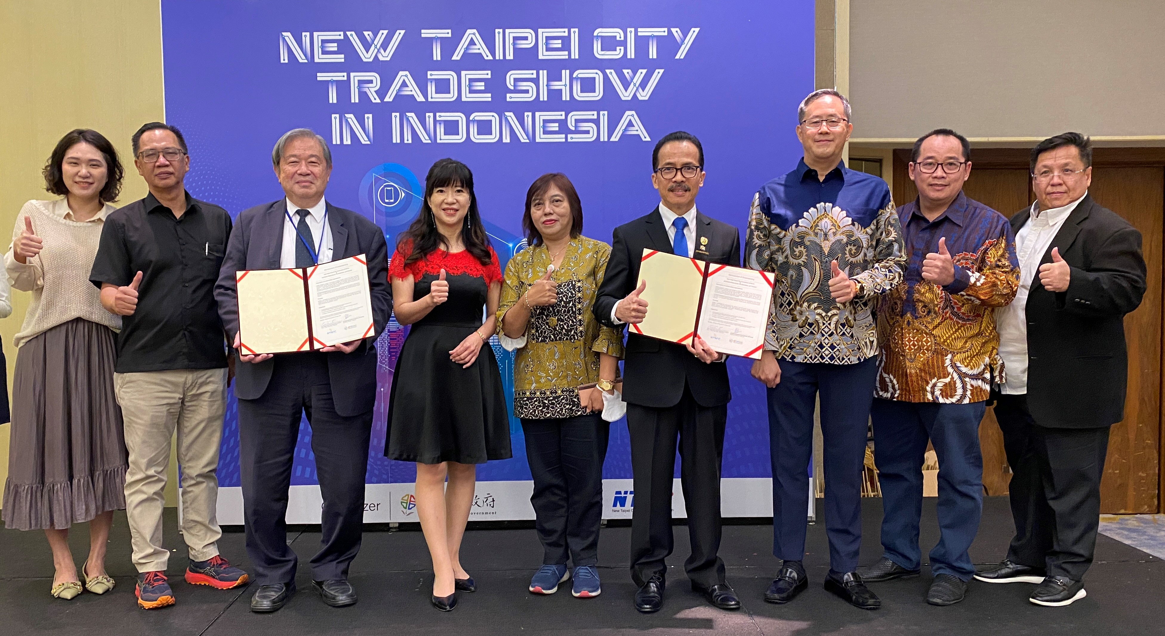 盛副局長(左4)與印尼工業部Iken Retnowulan司長(左5)共同見證「新北市智慧城市產業聯盟（NTSCC）」與「印尼資通訊產業協會（APTIKNAS）」的MOU簽署儀式，開啟雙邊密切合作。