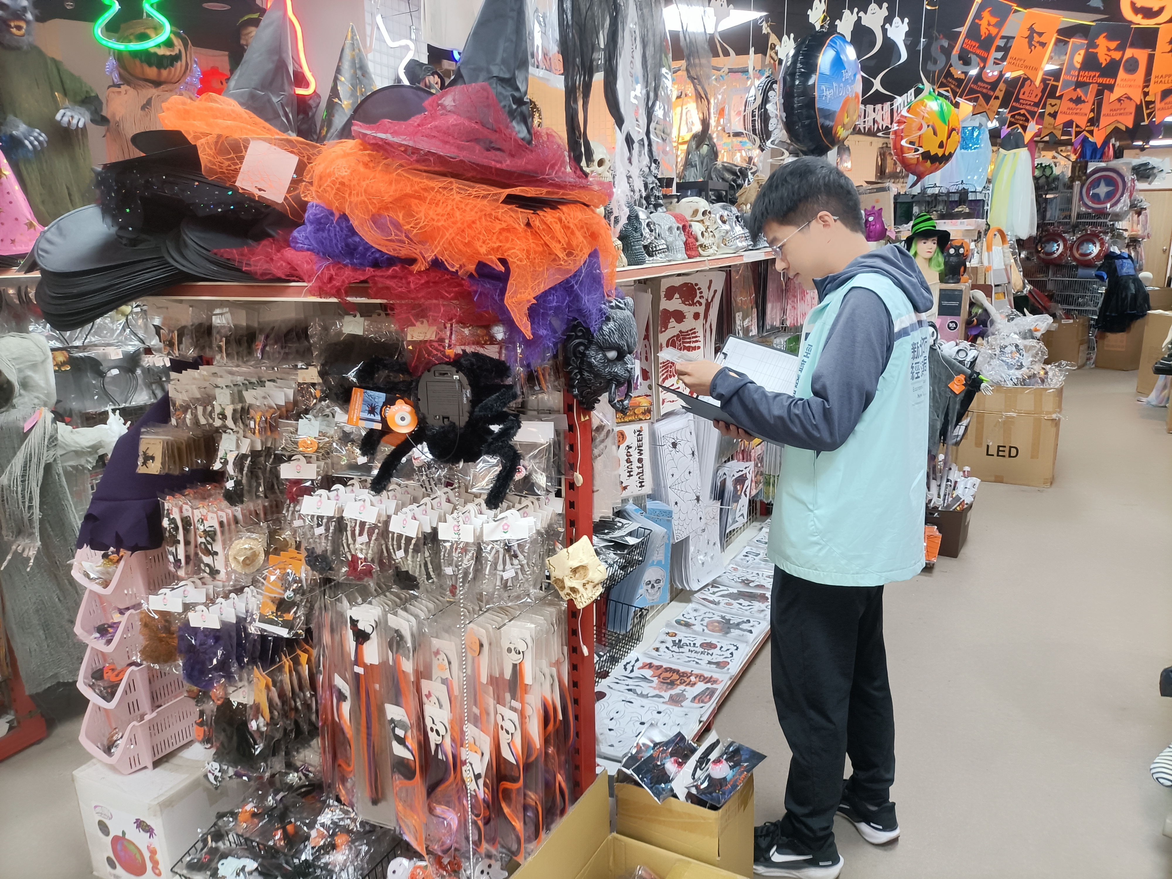 新北市經發局特別針對轄內商家辦理萬聖節商品專案抽查，讓市民朋友安心購買有保障。